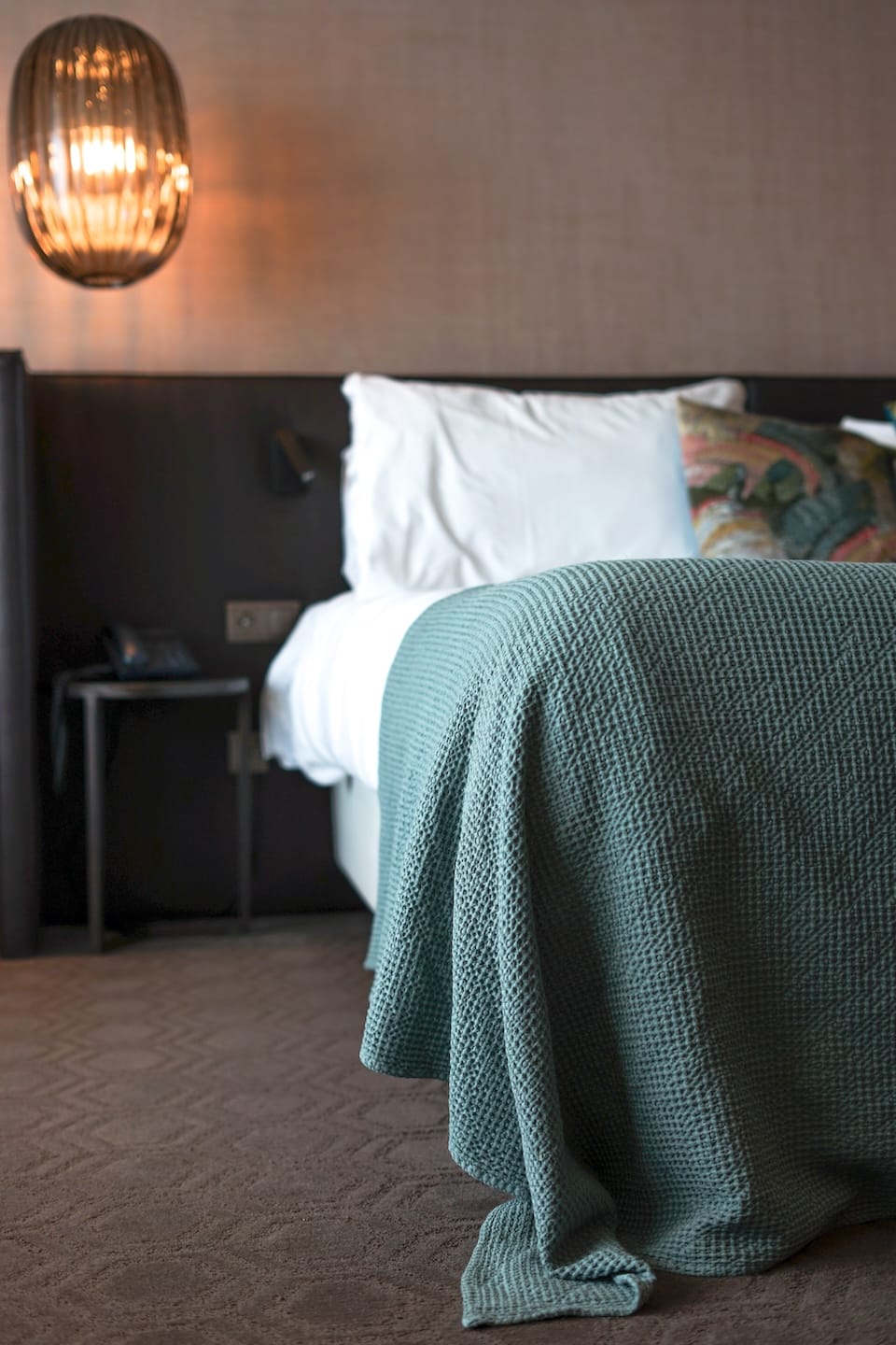 hotel room with big bed white beding and green bl 2023 11 27 05 02 00 utc